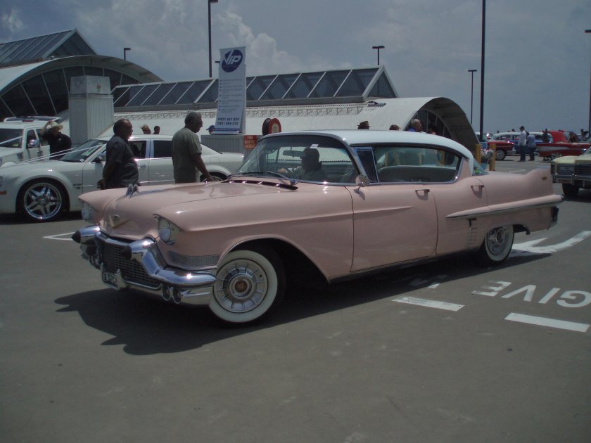 Кадиллак 1957 года сзади