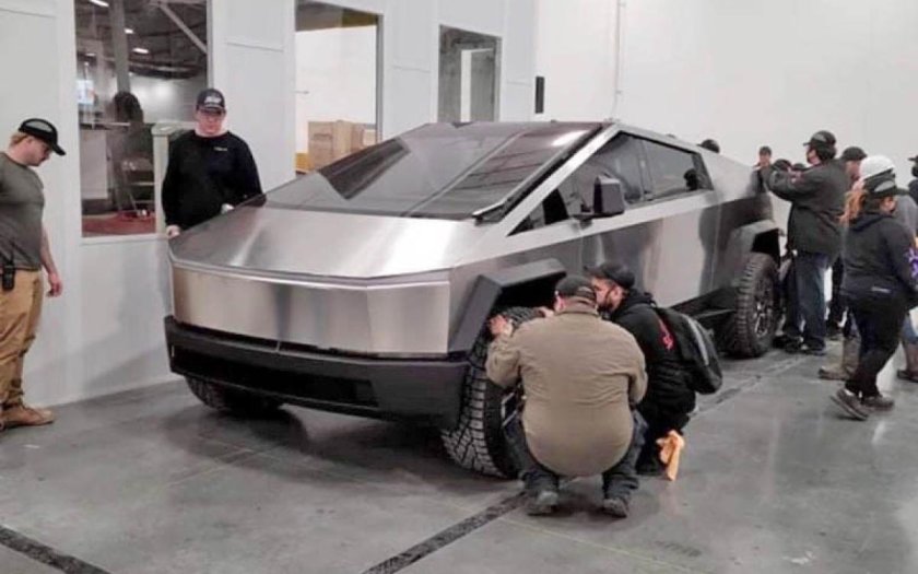 Tesla CYBERTRUCK 2022