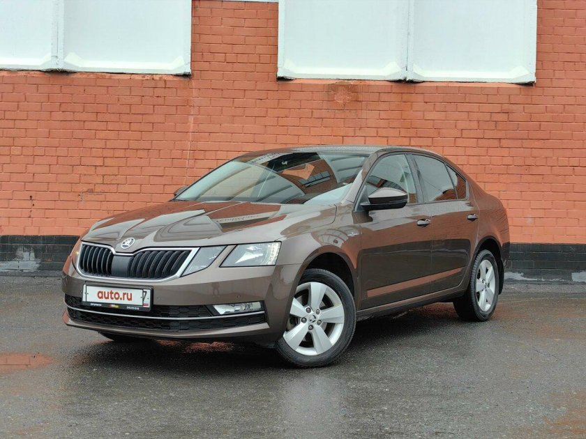 Шкода Октавия 2019 болотного цвета
