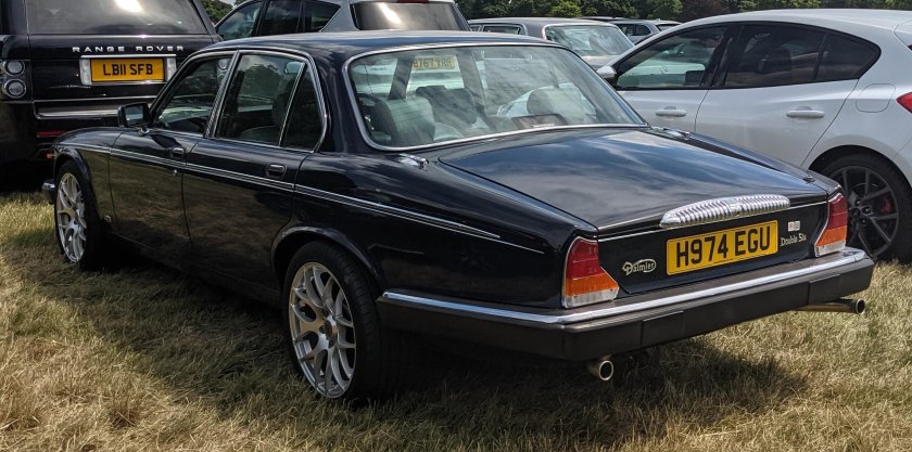 Даймлер Дабл сикс