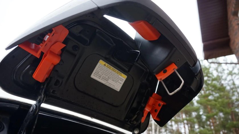 Лючок зарядки Nissan Leaf