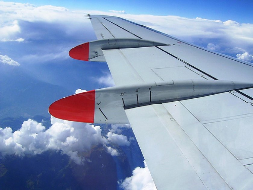 Крыло самолета в полете