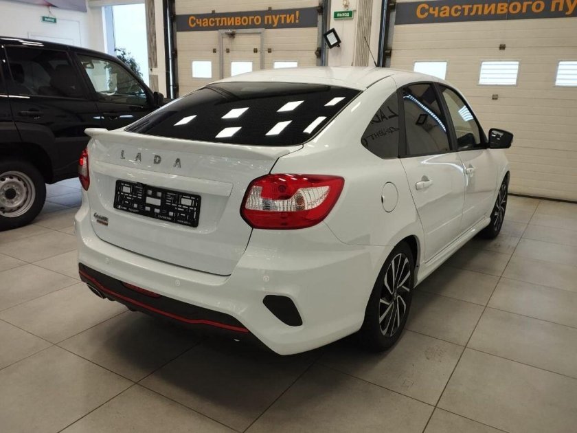 Гранта спорт лифтбек 2023