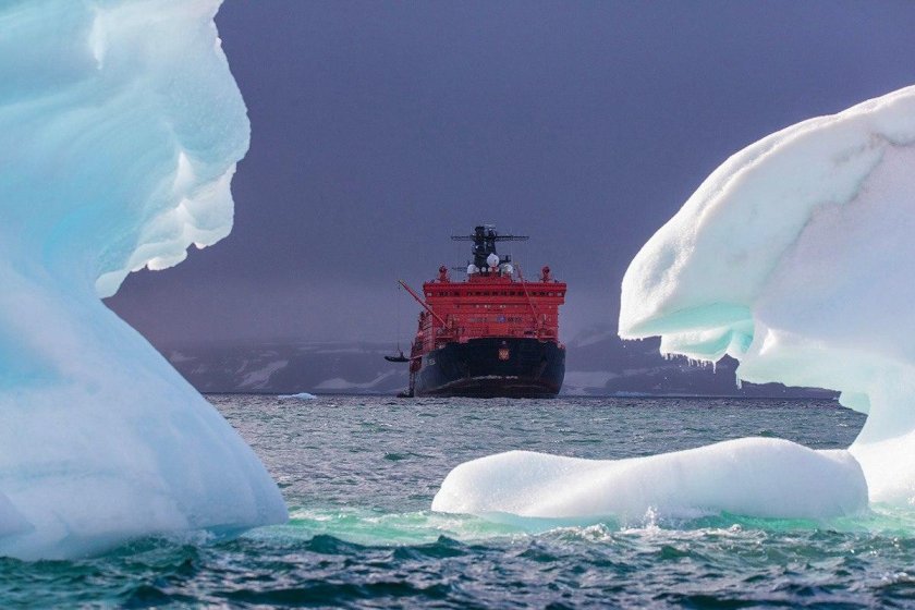 Ледокол в Баренцевом море