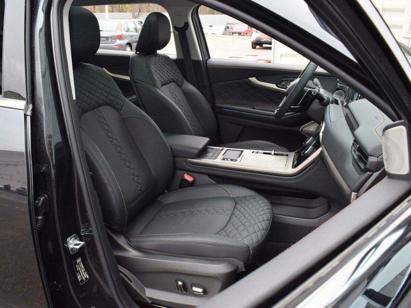 Exeed TXL 2022 красный салон