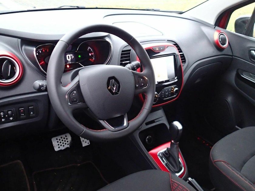 Рено Каптур красный салон