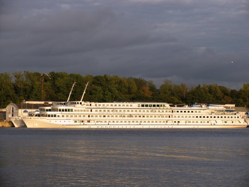 Теплоход симфония севера Дмитрий Фурманов