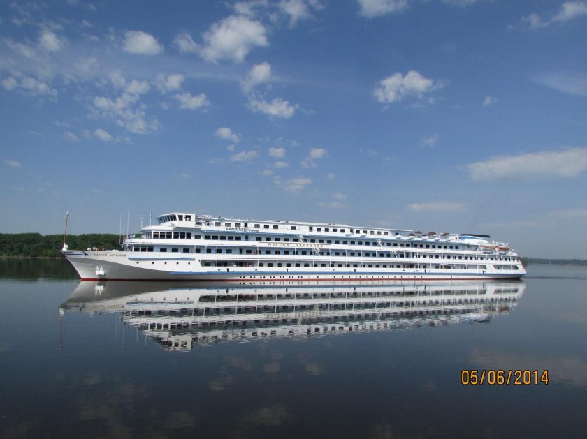 Дмитрий Фурманов теплоход