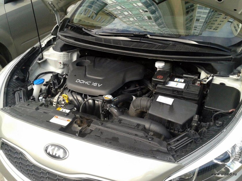 Моторный отсек Киа СИД 2015 года