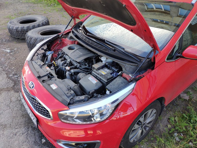 Kia Rio 2 открытый капот