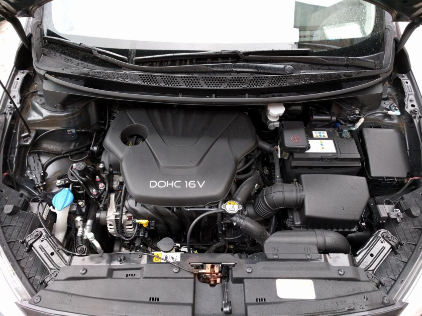 Kia Ceed 2013 подкапотное пространство