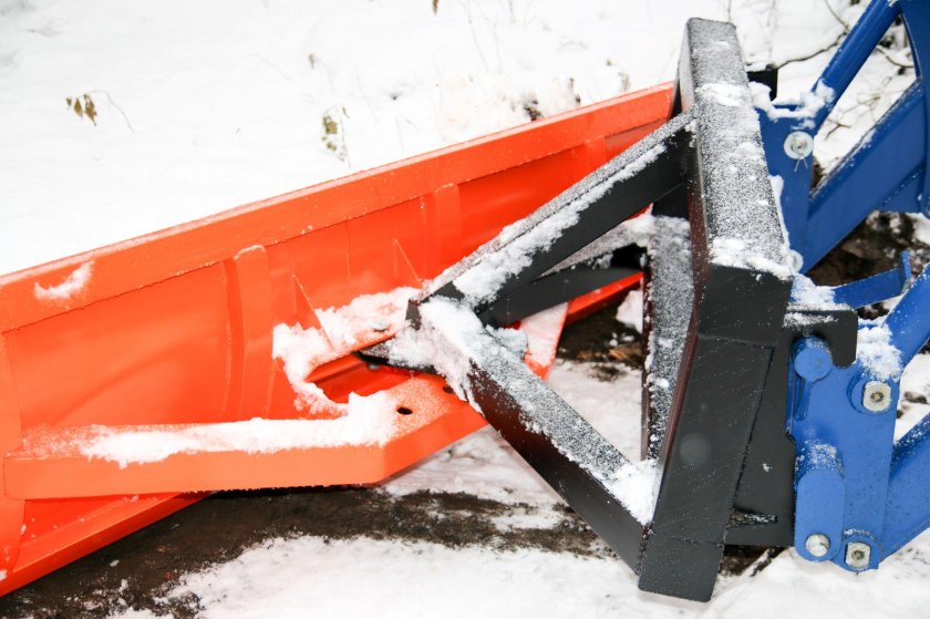 Отвал коммунальный гидроповоротный к погрузчику универсал 800