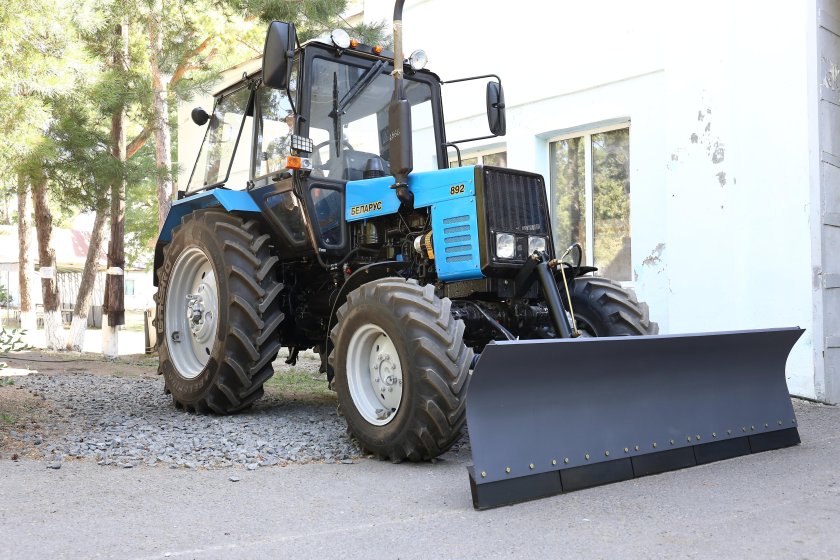 Отвал Сальсксельмаш на МТЗ 82