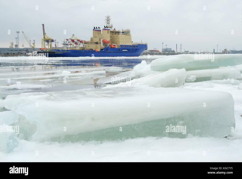 Атомный ледокол ломает лед