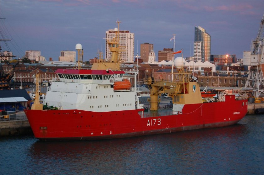 Ледокол HMS Protector