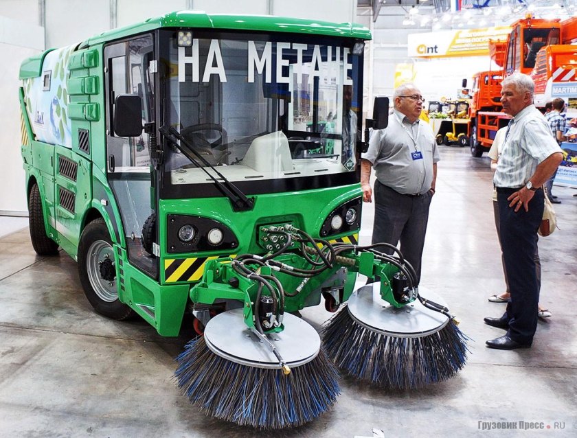 Коммунальная вакуумная подметальная уборочная машина мк2000