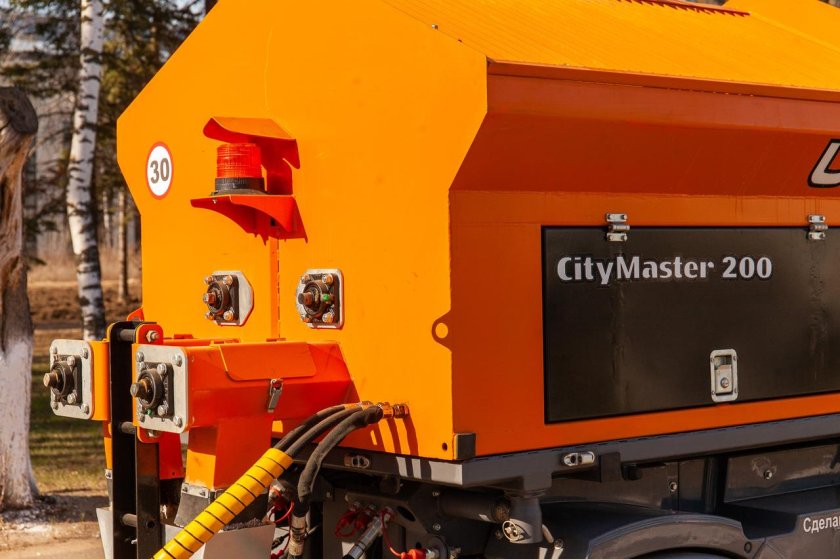 Коммунальная машина UMG км-2000