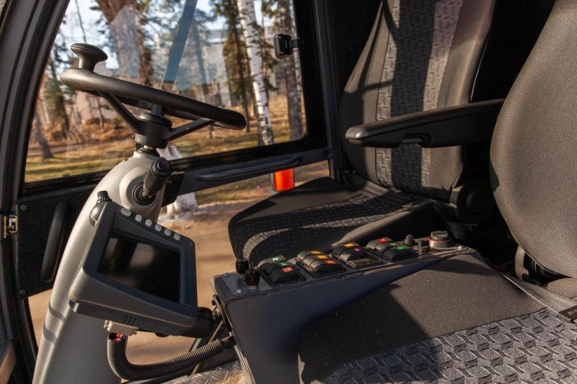 Коммунальная машина UMG км-2000