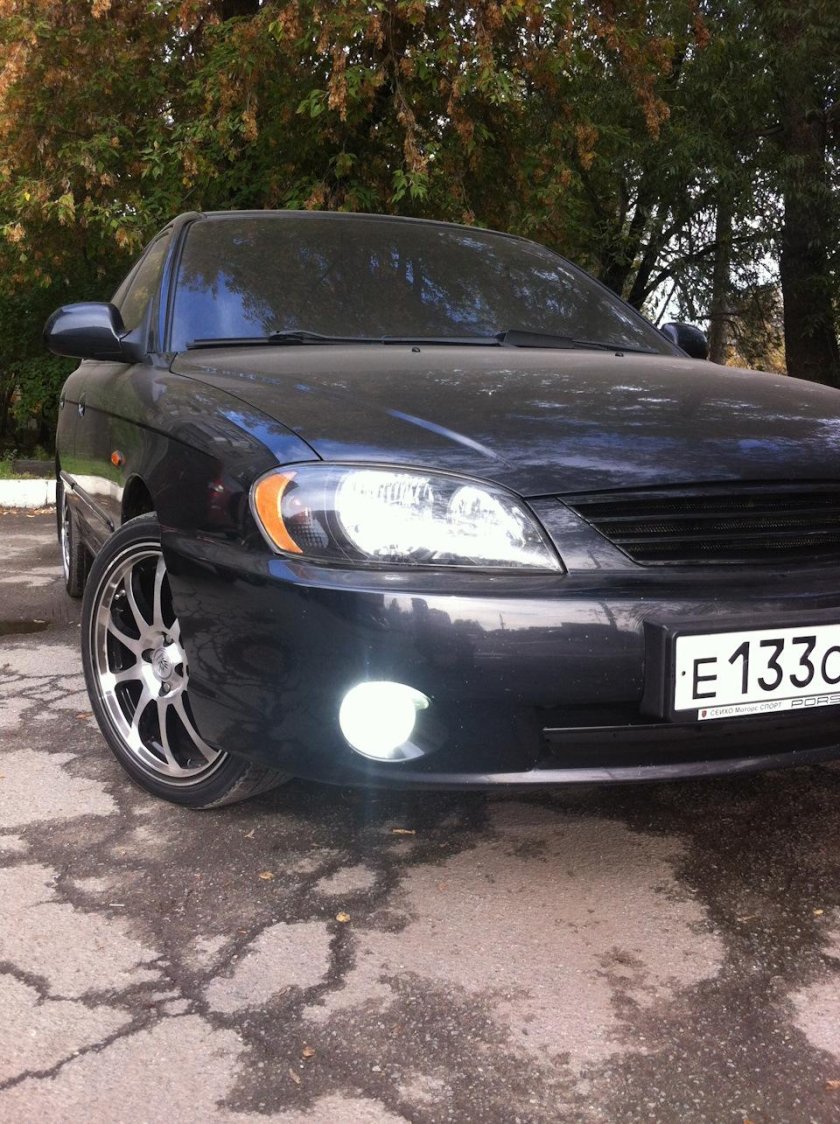 Черная решетка радиатора Киа спектра