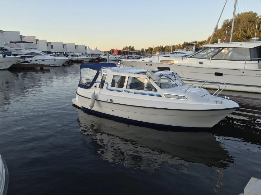 Катер Bella 7000