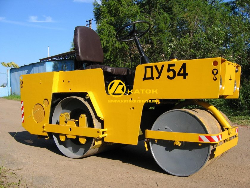 Каток тротуарный Ду-54