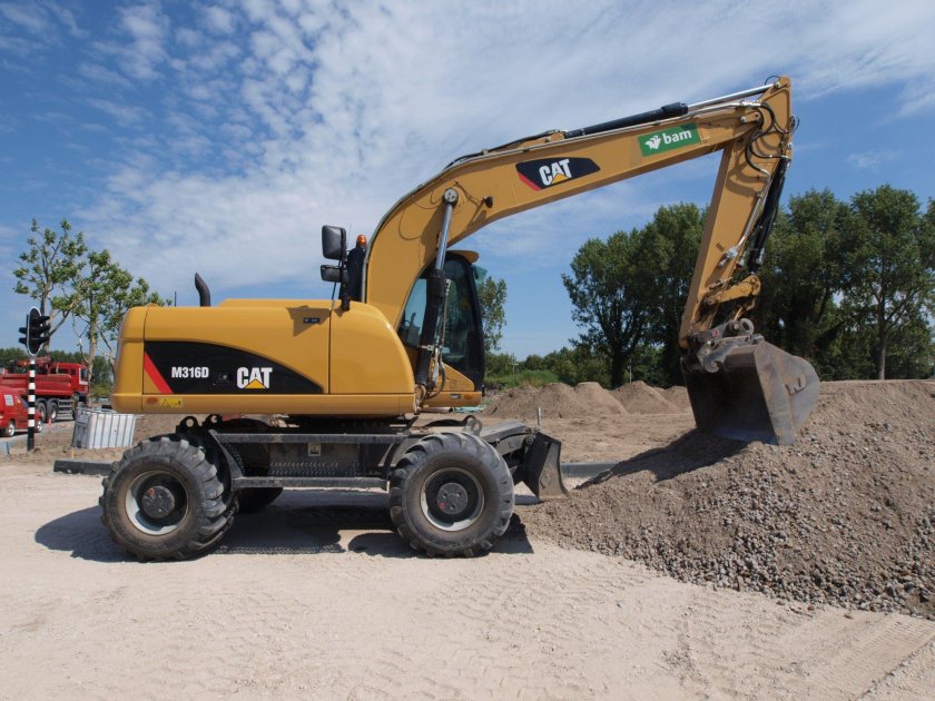 Экскаватор полноповоротный колесный Катерпиллер