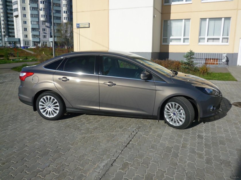 Ford Focus 3 седан коричневый