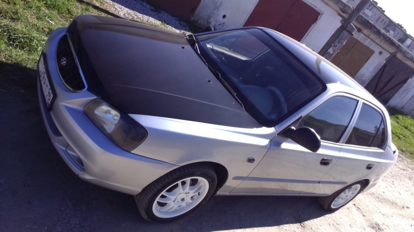 Hyundai Accent черный крыши