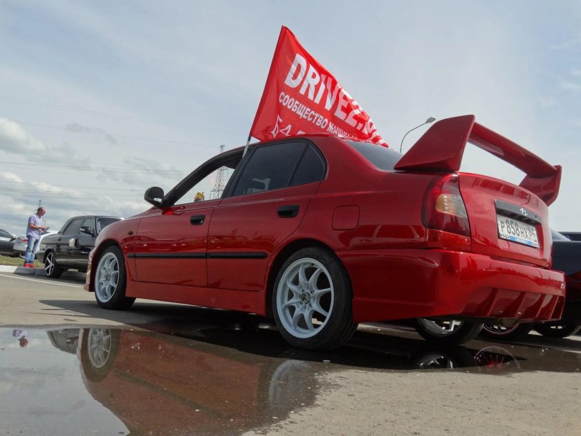 Hyundai Accent красный