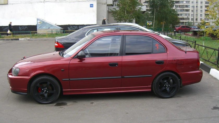 Hyundai Accent красный диски