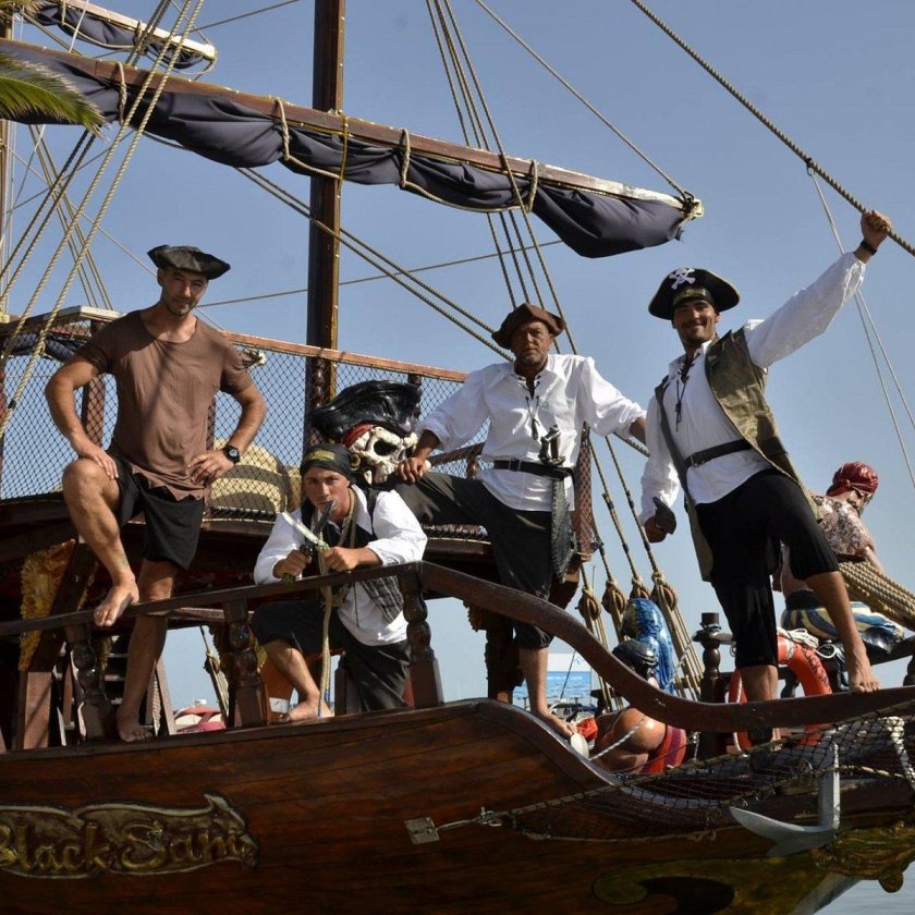 Пиратский корабль