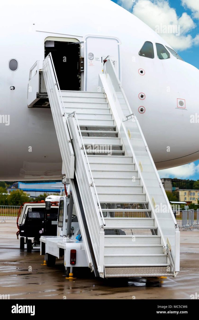 Машина с лестницей для самолета