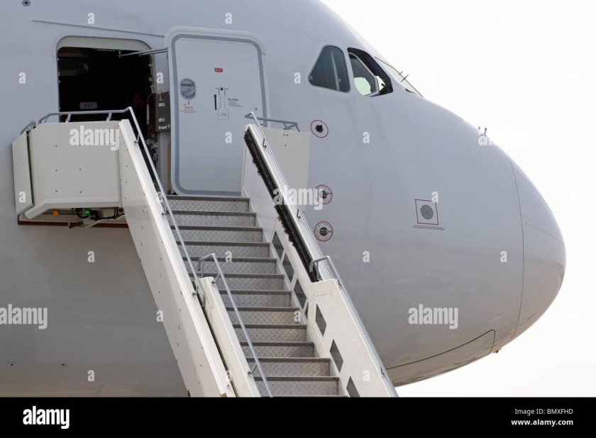 Дверь самолета