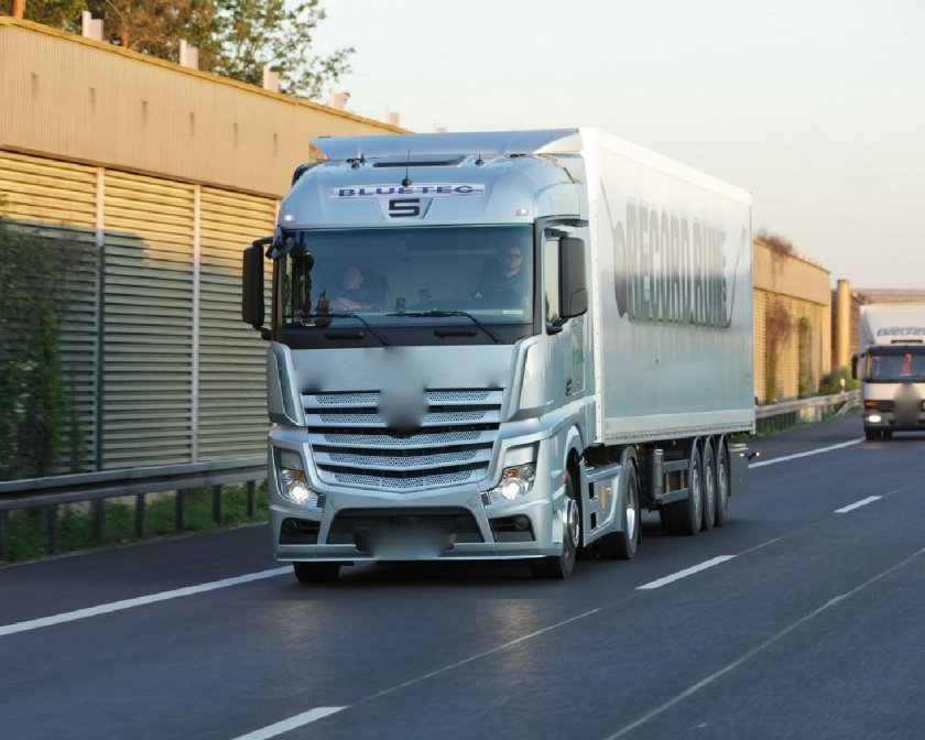 Мерседес Актрос и КАМАЗ 5490