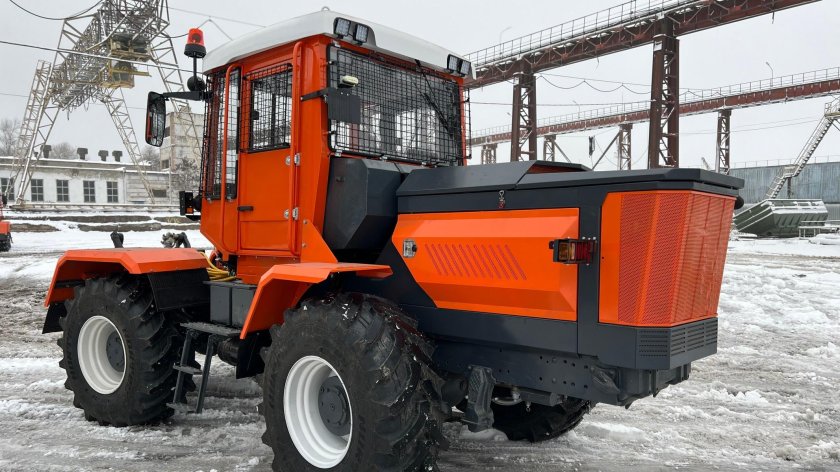 Промышленный трактор