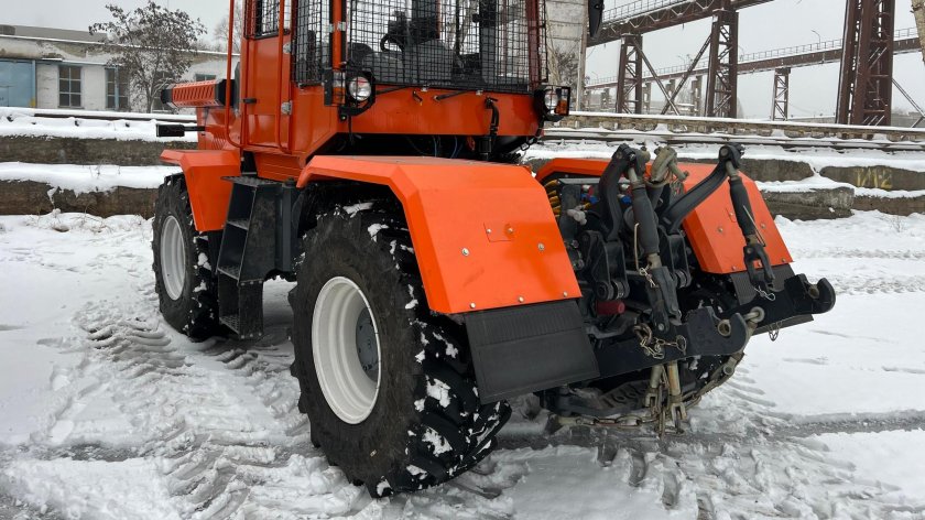 Промышленный трактор