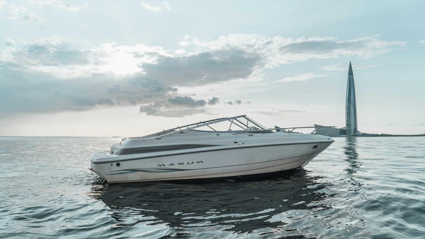 Катер Maxum