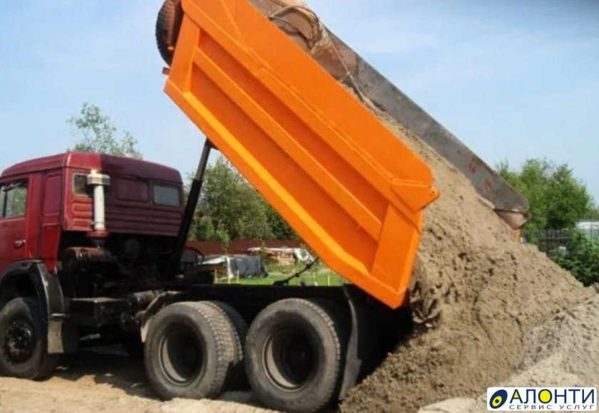КАМАЗ 55111 высыпает щебень