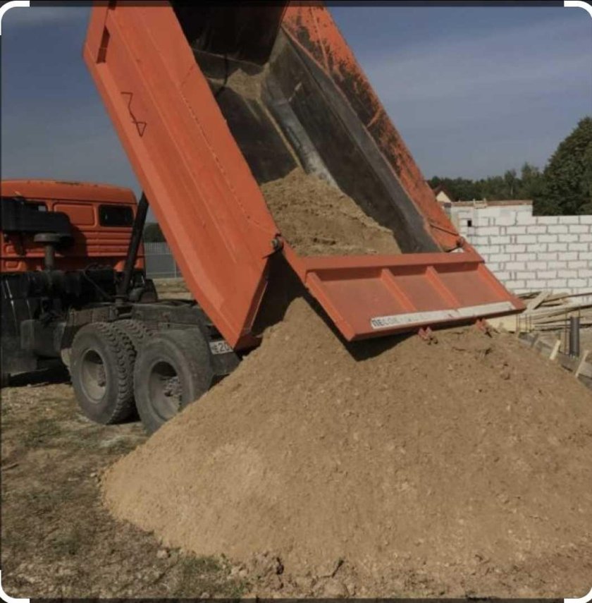 КАМАЗ 65115 выгружает песок