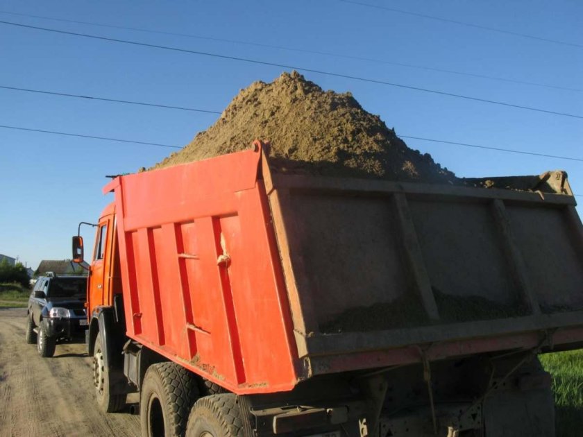 КАМАЗ 65115 выгружает песок