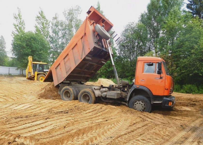 КАМАЗ 65115 выгружает песок