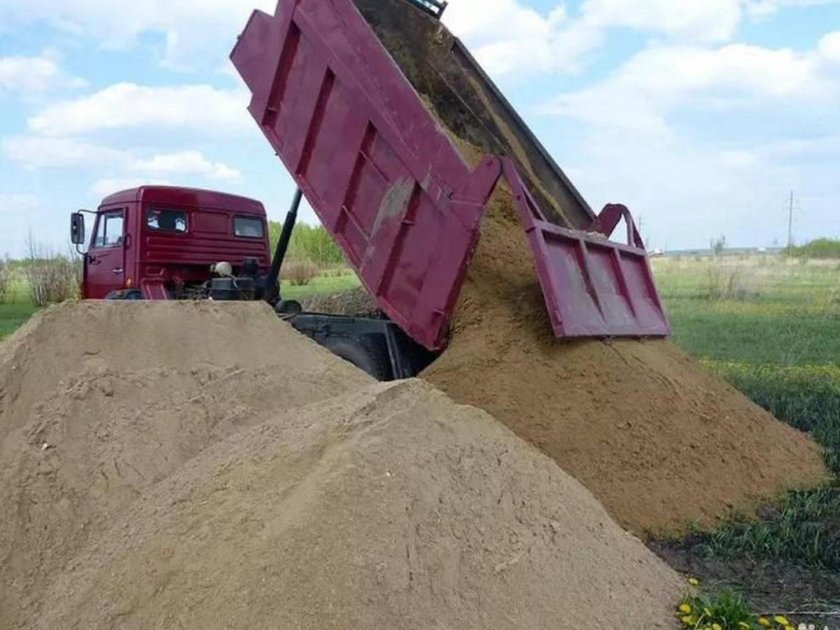 Самосвал с песком