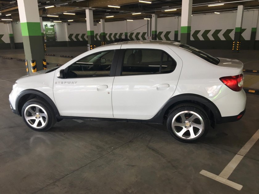 R17 Logan Stepway