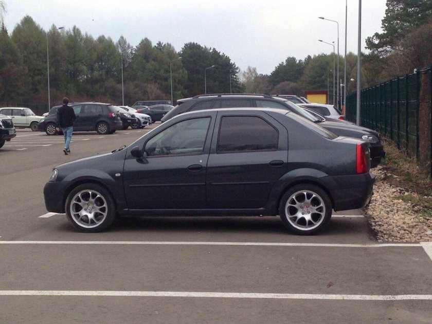 Черный Рено Логан на 16 дисках