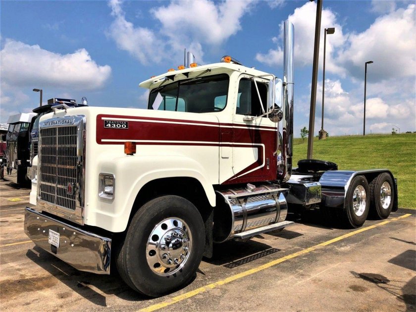 Тягач International Transtar