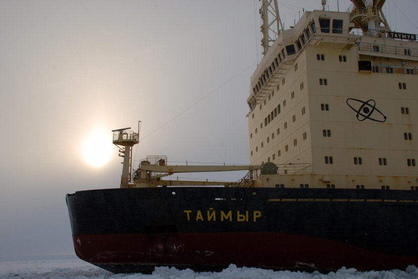 Караван судов с ледоколом