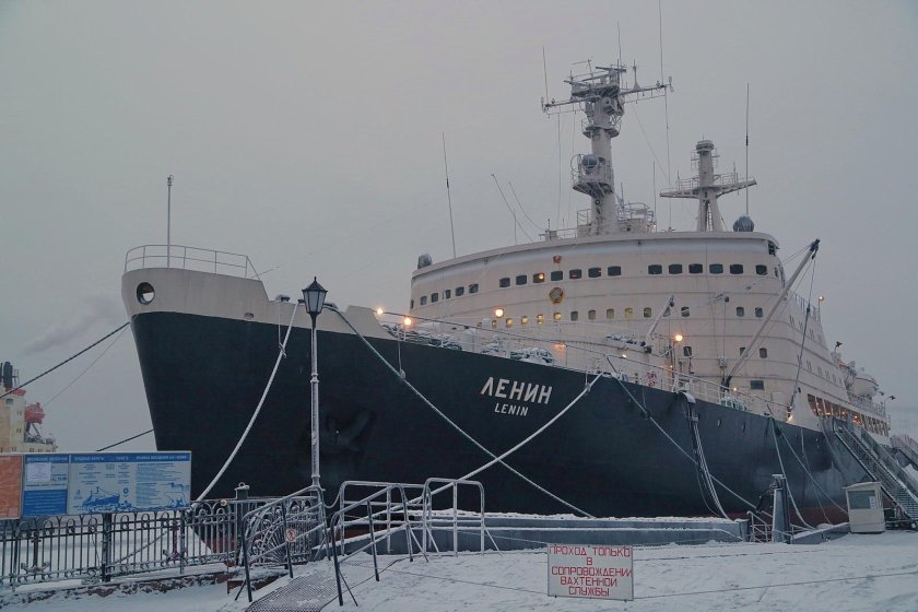 Ледокол у Кольского полуострова