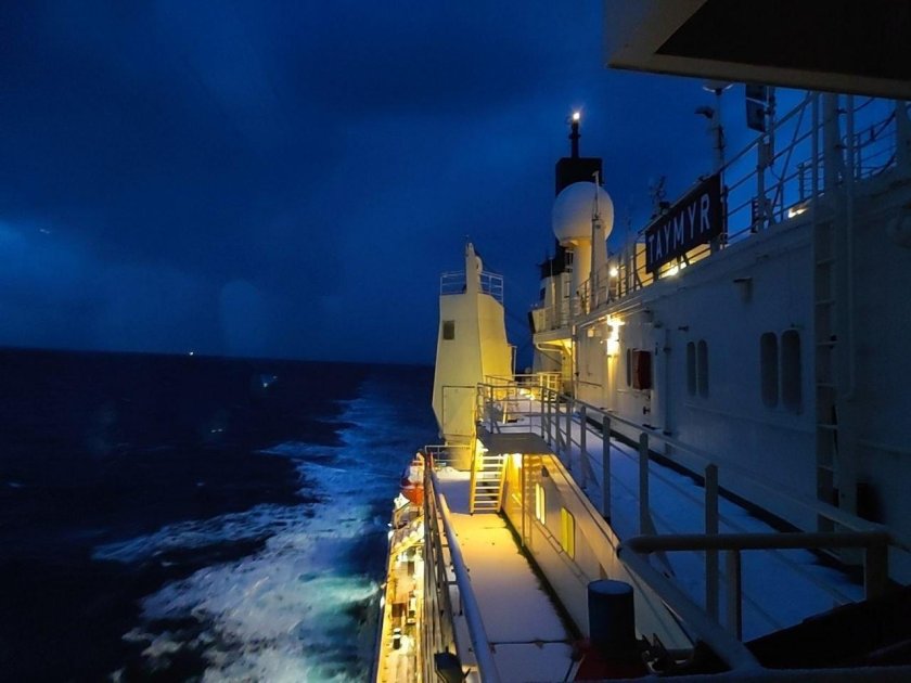 Ледокол в море