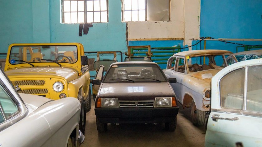 Ангар с советскими автомобилями