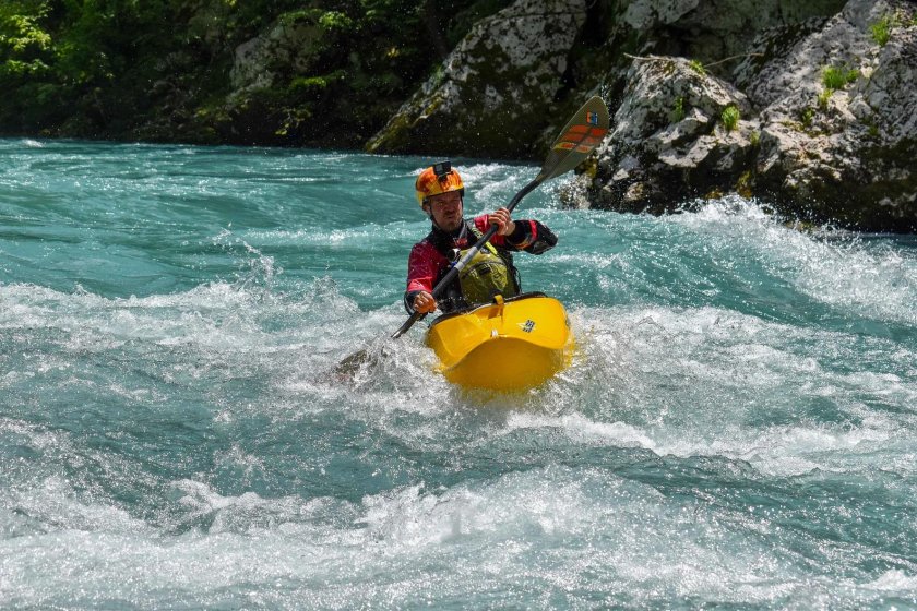 Сплав по бурной воде на надувных лодках